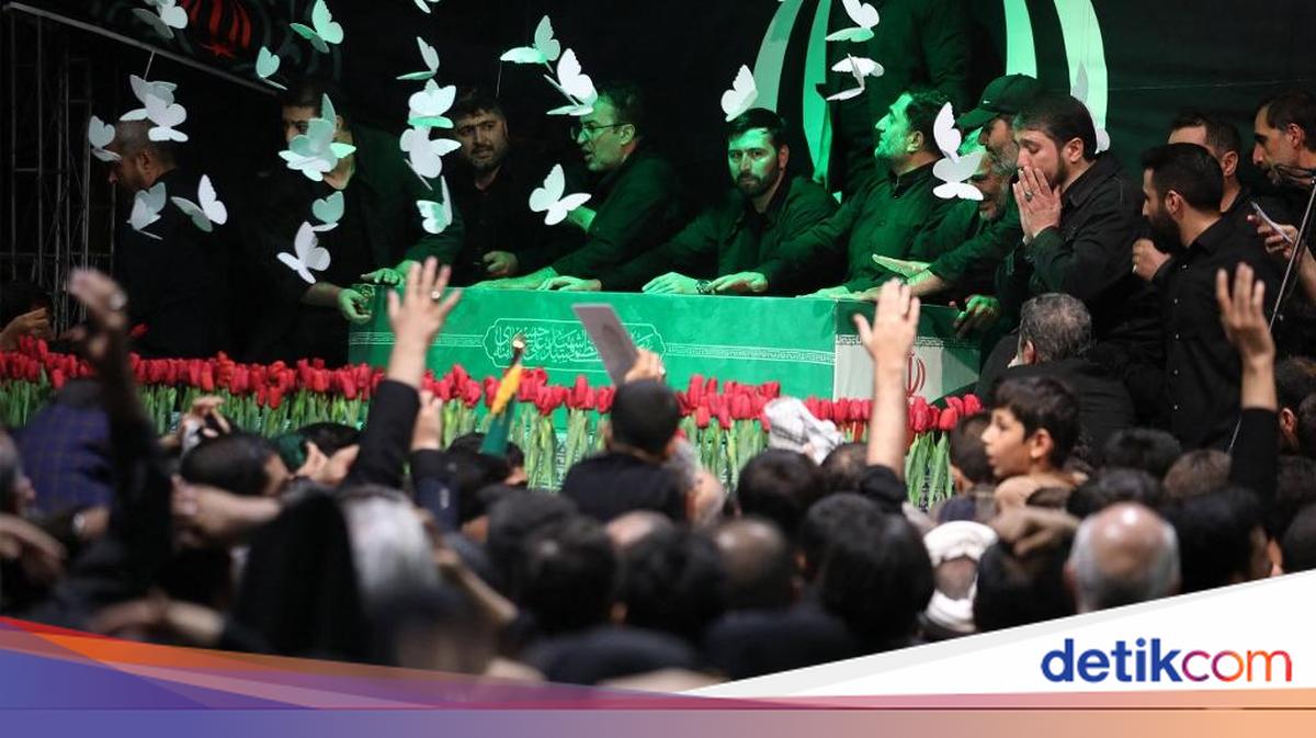 Mourners Weep as Ayatollah Khamenei's Coffin Displayed for First Time