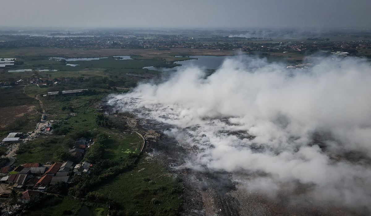 Forestry Ministry Deploys Manggala Agni to Extinguish Jatiwaringin Landfill Fire