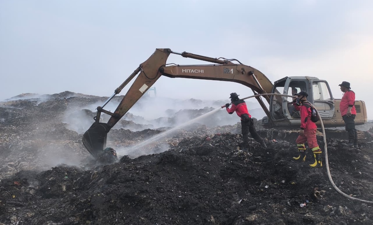 30 Manggala Agni Personnel Reinforce Firefighting Team at Jatiwaringin Landfill