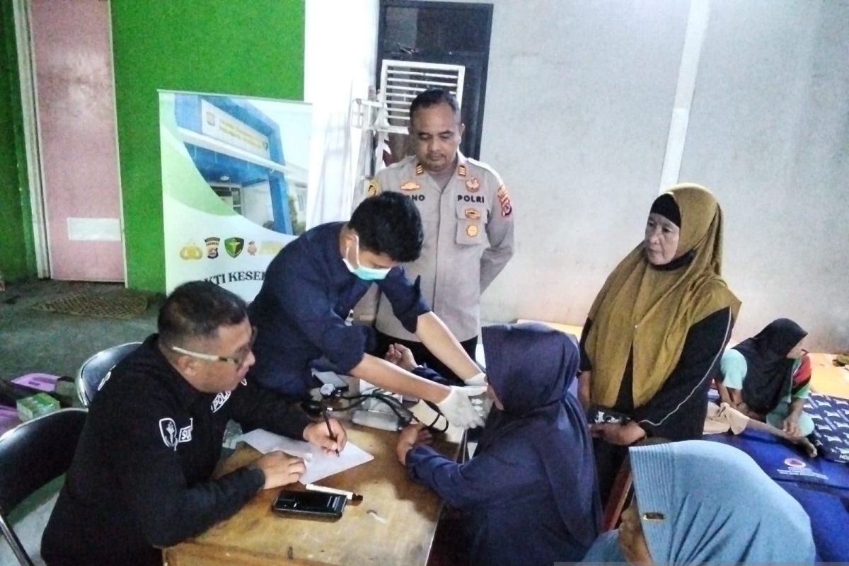 National Police Medical Team Provides Health Checks for Residents Affected by TPA Fire in Tangerang