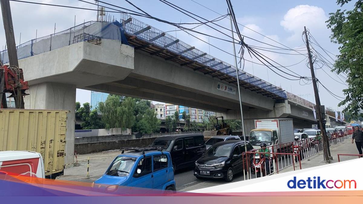West Jakarta's Latumenten Road Gridlocked Until Midnight, Residents Hope Flyover Will Be the Solution
