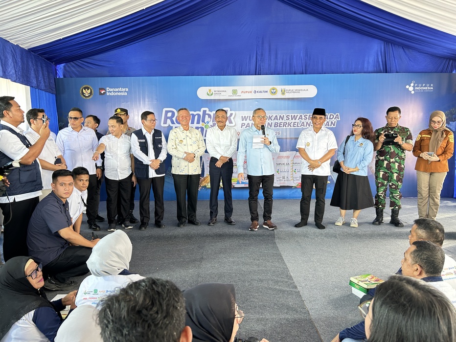 Food Minister Hands Over 3 Tonnes of Fertiliser to Sigi Farmers at Pupuk Indonesia Dialogue