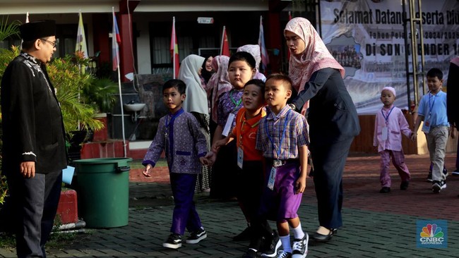 With Just a Hoe, a Primary School Teacher Unearths a Billion-Rupiah Treasure in the Schoolyard