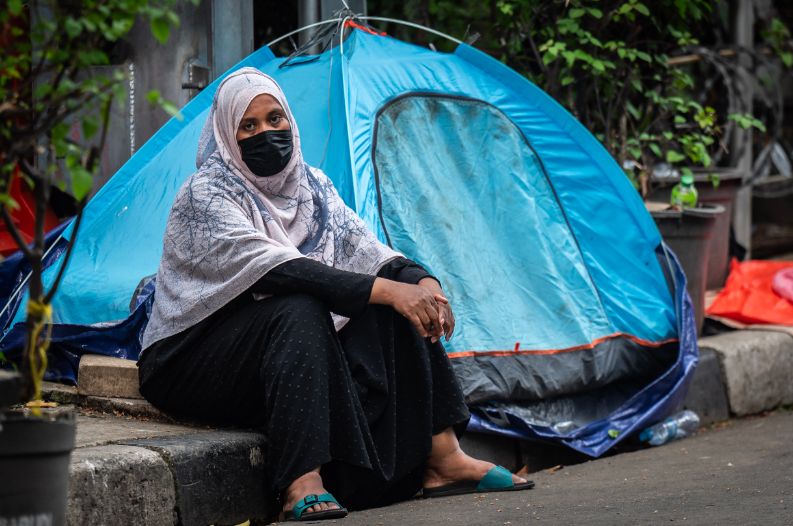 Somali Refugees Return to Setiabudi Pavements, Residents Complain About Accessibility