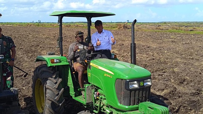Minister Amran Urges Merauke Farmers to Counter Social Media Criticism of Rice Field Expansion