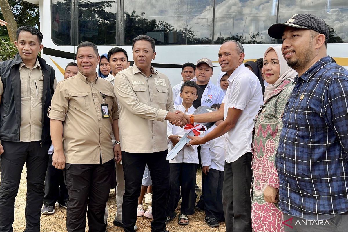 KSP Provides School Bus and Raises Honorary Teacher Salaries at Special Needs School in Kendari