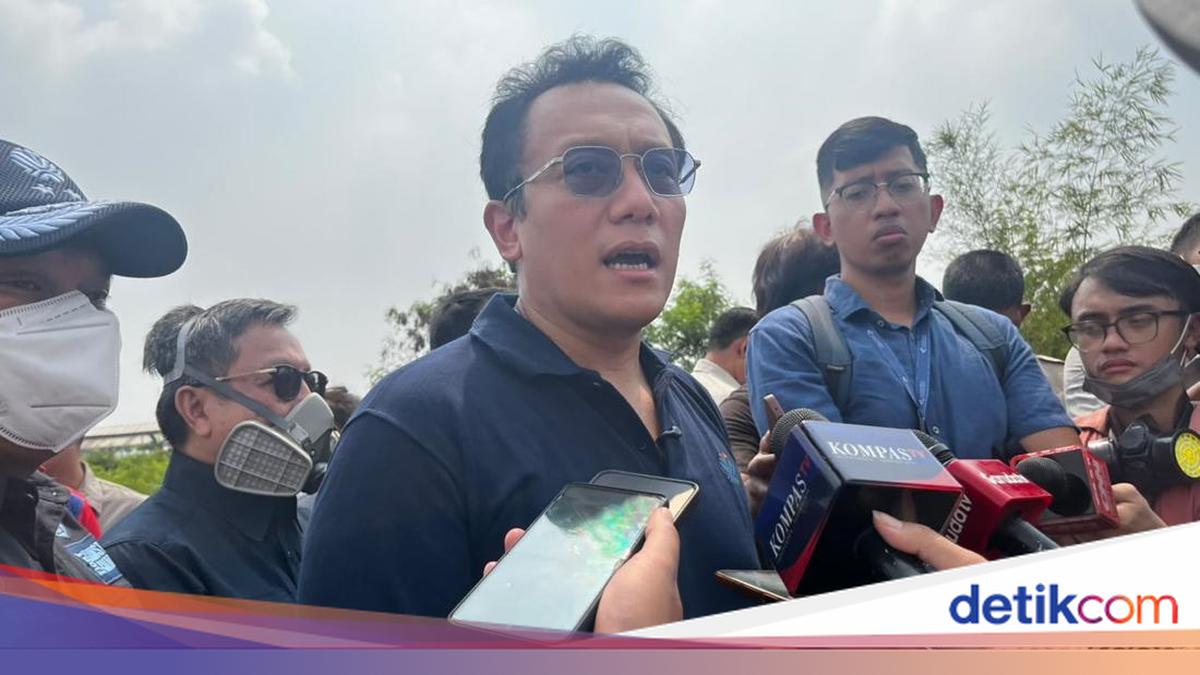 Deputy Environment Minister Irked as Jatiwaringin Landfill Fire Becomes Public Spectacle