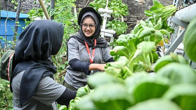 Pertamina's GreenBus Invites Young Generation to Learn from Green Village