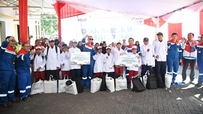 Pertamina Provides Aid to Primary and Secondary School Students in Banyuwangi