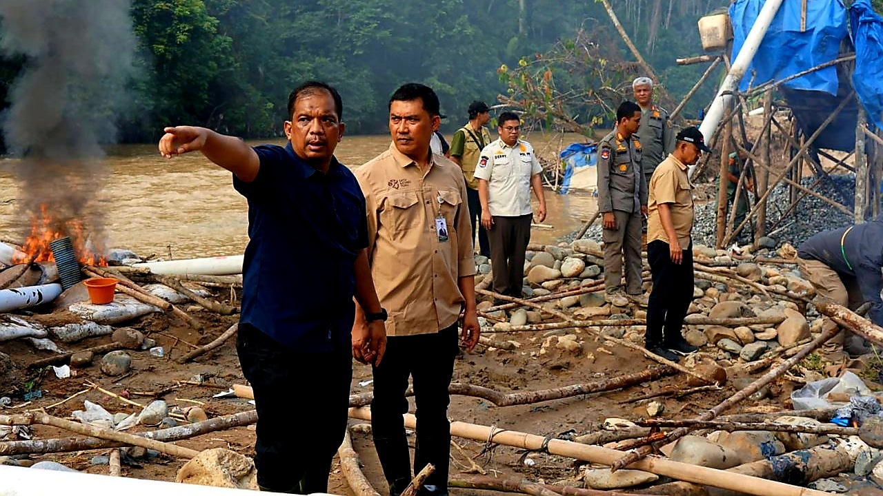 Illegal Gold Miners Flee into Forest During Raid in North Sumatra