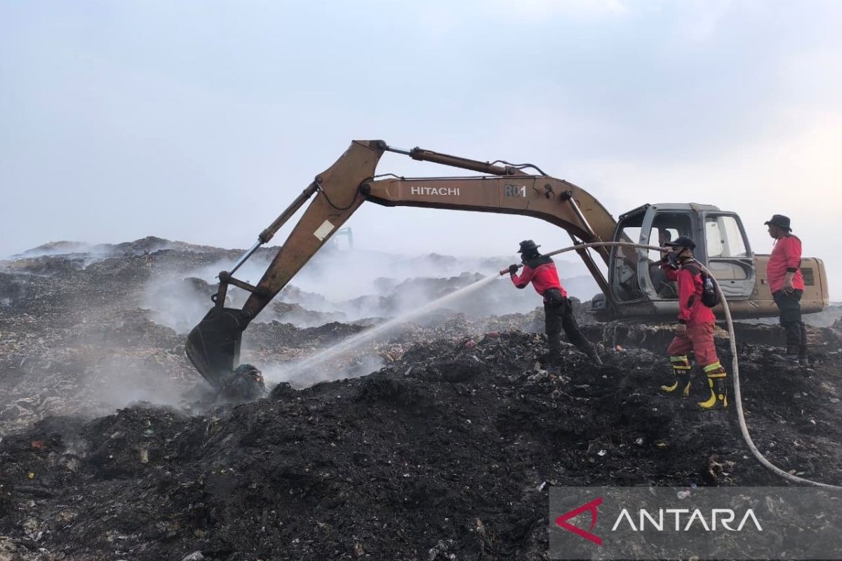 102 Residents Evacuated Due to Fire at Jatiwaringin Landfill