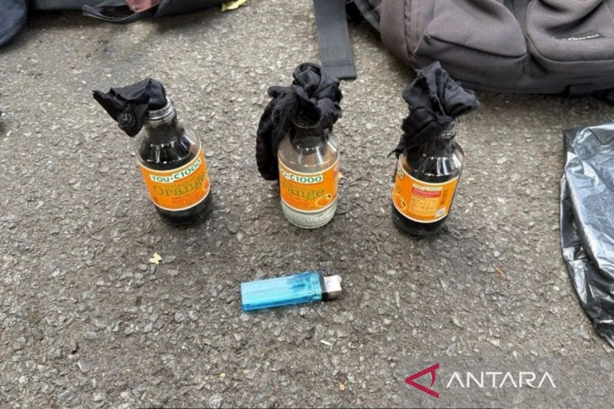 Police hunt perpetrators of Molotov cocktail attack on lawyer's home in East Jakarta