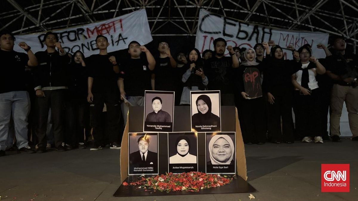 Theatrical Protest at Unair Criticises Military Training for Kopdes That Killed Participants