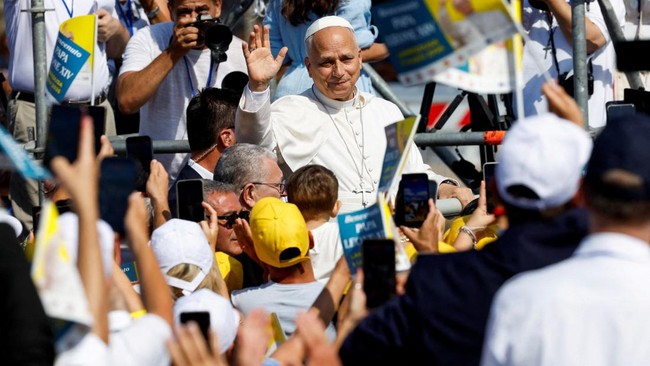 Following Francis, Pope Leo XIV Visits Migrants on US Independence Day — What’s the Signal?