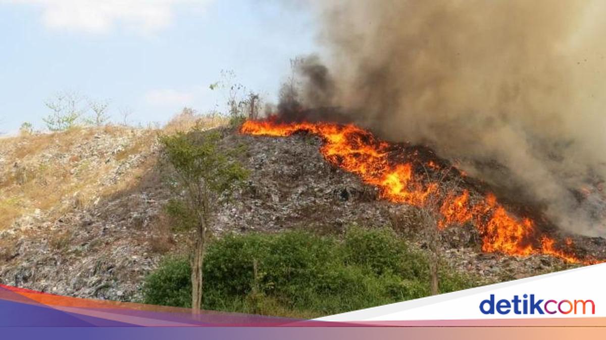 Fire at Jember's Pakusari Landfill Extinguished, Suspected Caused by Cigarette Butt