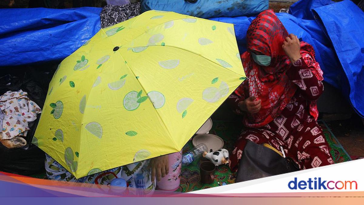 Foreign Nationals Resume 'Camping' on UNHCR Pavement in South Jakarta Despite Previous Clearance