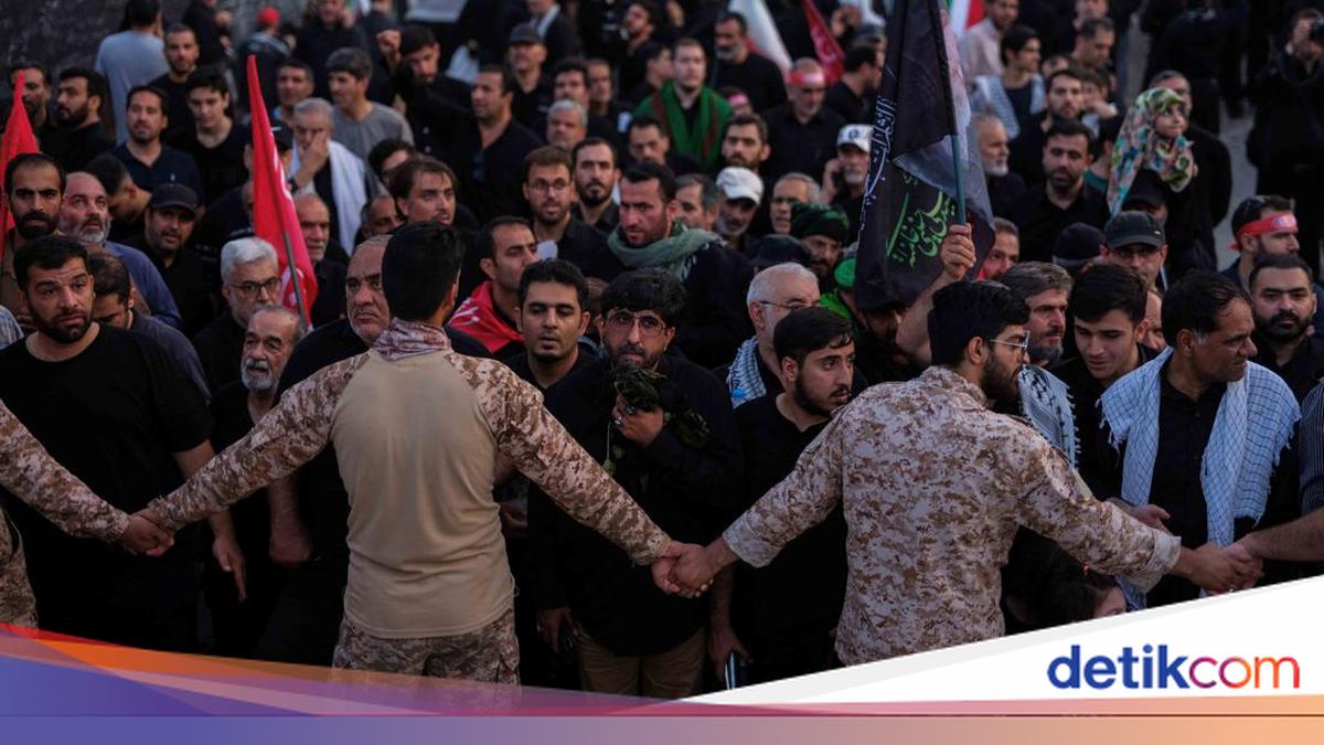Iranians Brave Scorching Heat to Attend Khamenei's Funeral Procession
