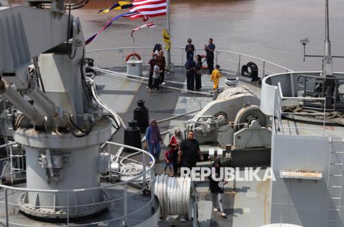 Enthusiasm as Public Explores KRI Teluk Calang-524