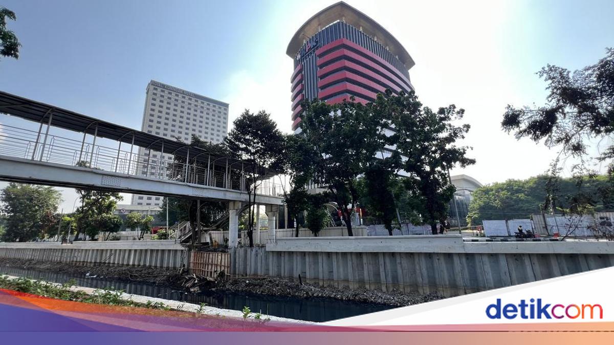 Jakarta Residents Welcome 'Love Lock' Bridge Over Cideng River, Urge Cleanliness