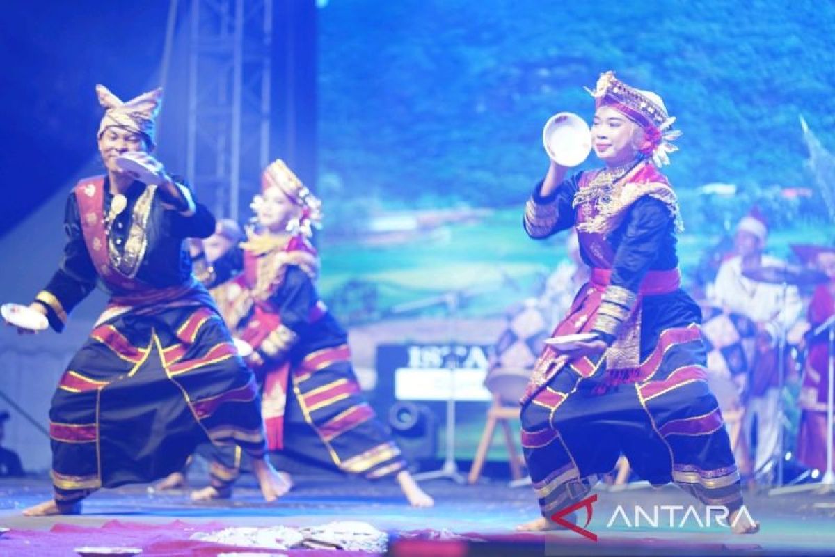 Indonesia's plate dance and fire attraction captivate visitors at Sarawak's Borneo Carnival