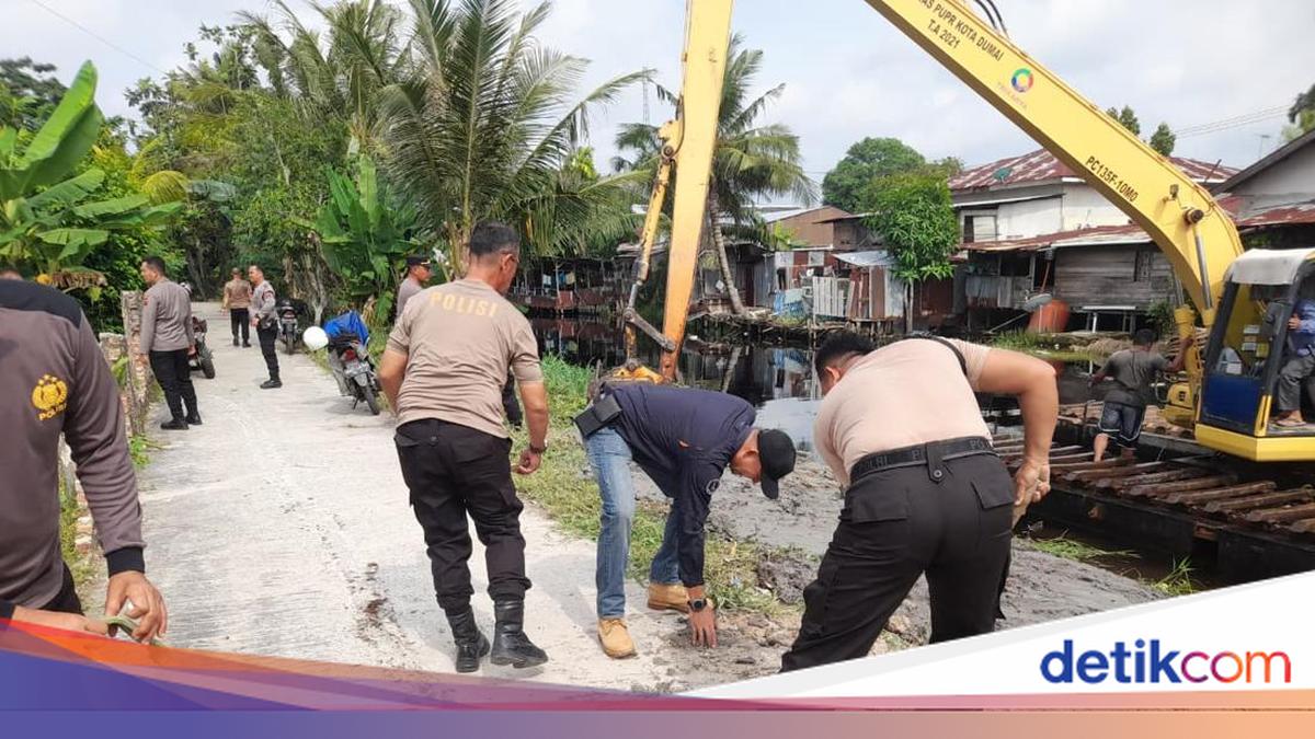 Dozens of Riau Police Personnel Conduct Clean-Up at Dumai Bridge Ahead of Inauguration by National Police Chief