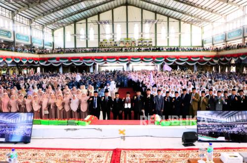 5,830 Gontor Putri Alumni Gather, KH Hasan Sahal Delivers Educational Message