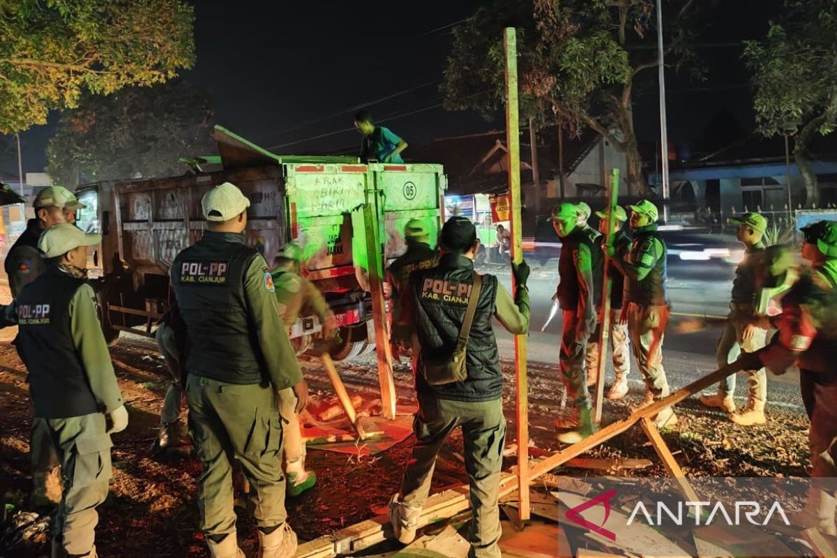 Cianjur Government Demolishes 23 Illegal Structures on Bandung-Cianjur Road