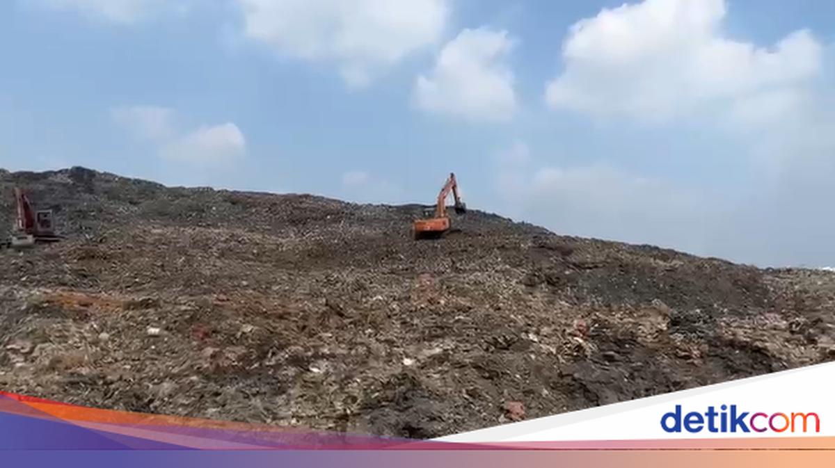 Jatiwaringin Landfill Fire Rages for Six Days, 232 People Displaced