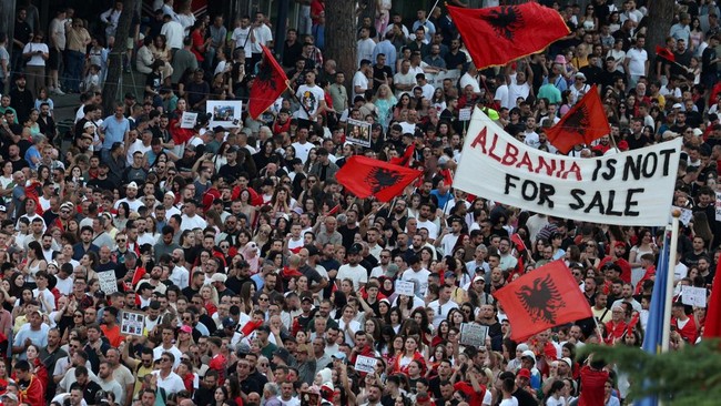 Albanian Protests Enter 35th Day, Demand Government Resignation Over Trump Son-in-Law Linked Resort
