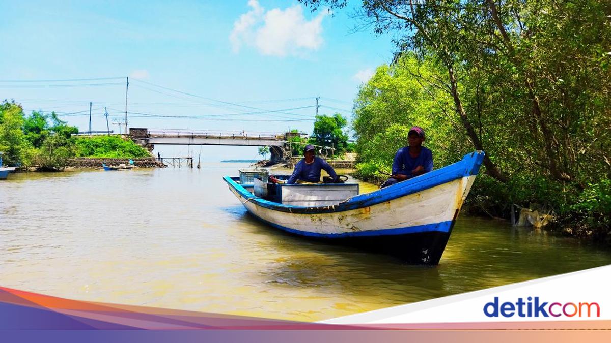 Pandeglang Fishermen Continue to Sail Despite Mount Anak Krakatau's Alert Level 3 Status
