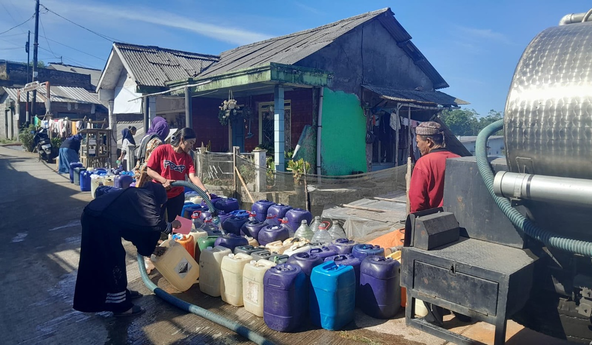 Drought in Central and East Java Prompts BNPB to Distribute Clean Water
