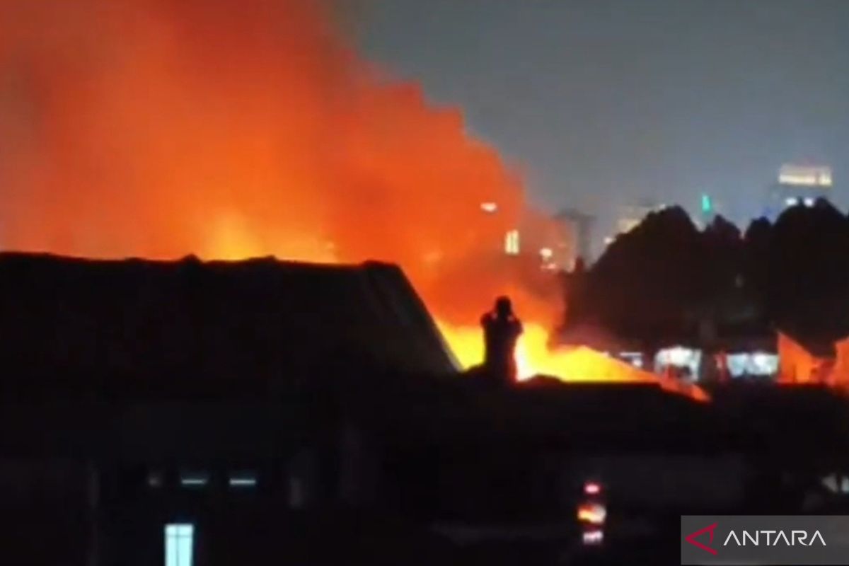 Fire destroys five semi-permanent homes in Palmerah, West Jakarta