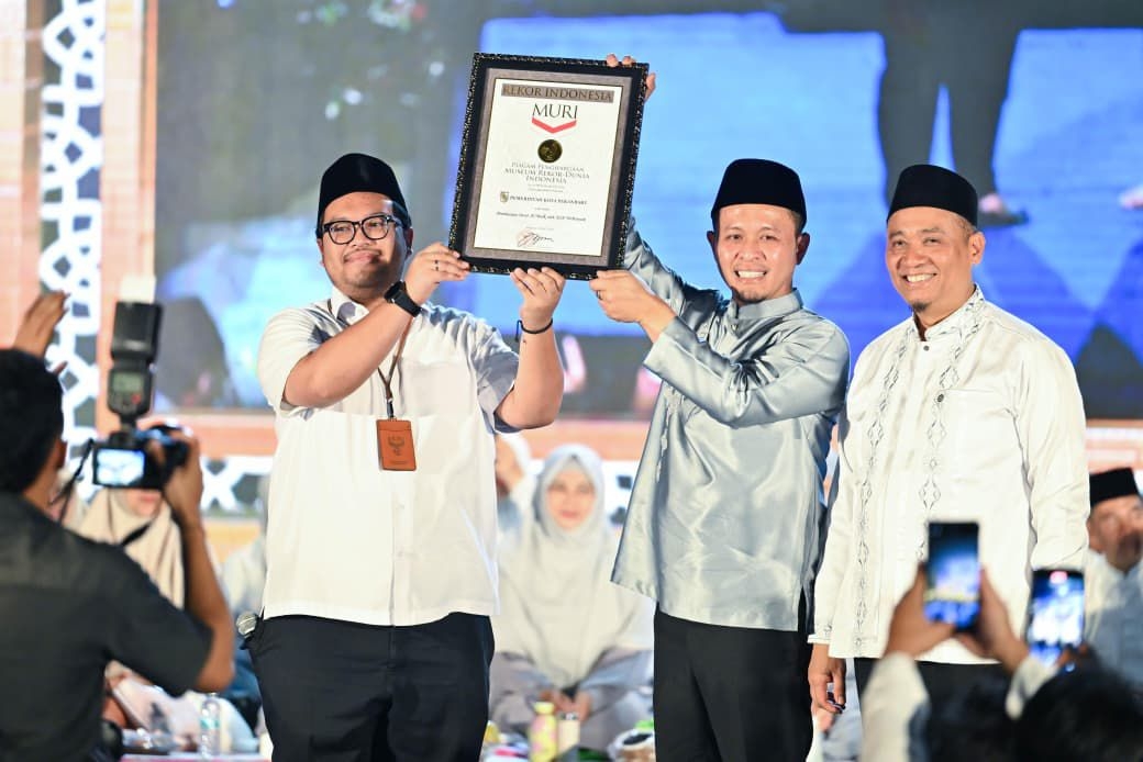 Pekanbaru Secures MURI Record for Simultaneous Surah Al-Mulk Recitation by 9,184 Civil Servants