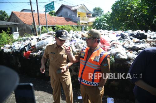 Rubbish Piles Litter Cirebon Roads, Regency Government Promotes Village-Based Management