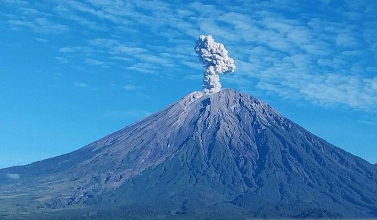 Mount Semeru Erupts 1 Kilometre, Secondary Explosion Warning Issued for Mining Areas