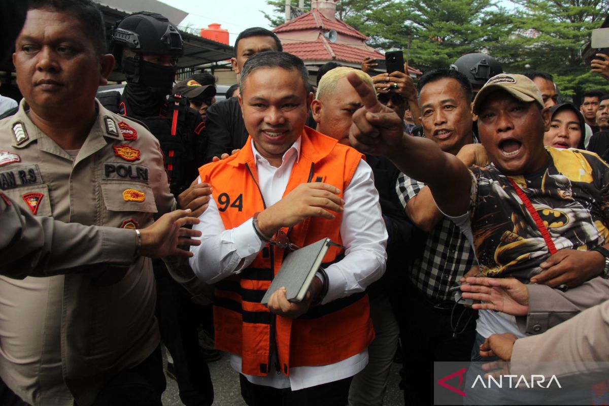 KPK Suspects Abdul Wahid Channelled Money Through Tuanku Tambusai Military Commander's Aide