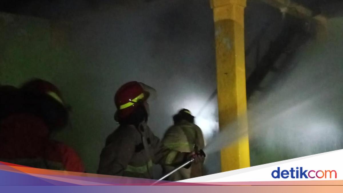 Prayer Hall in Bogor Islamic Boarding School Gutted by Fire After Mobile Phone Explodes While Charging