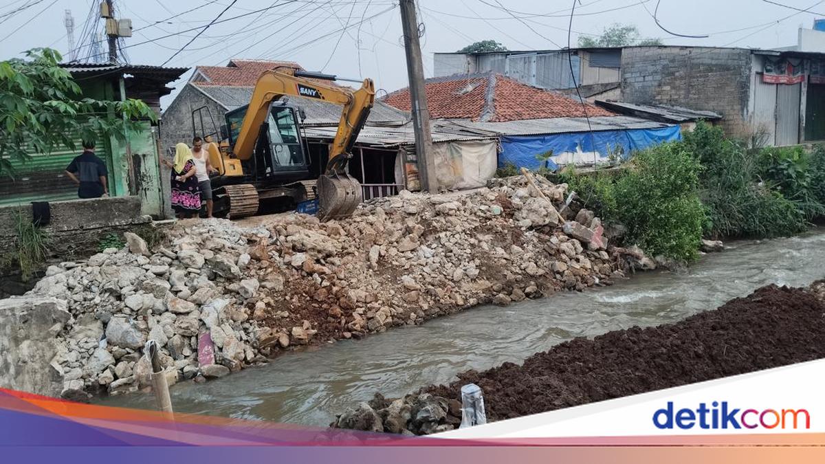 Damaged Bridge in Cipayung, Depok, Begins Repairs