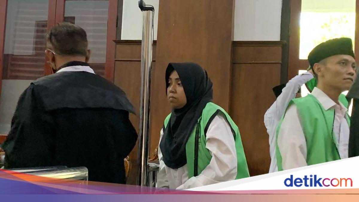 Woman Demolishes State-Owned Official Residence Worth Rp 537 Million Using Excavator
