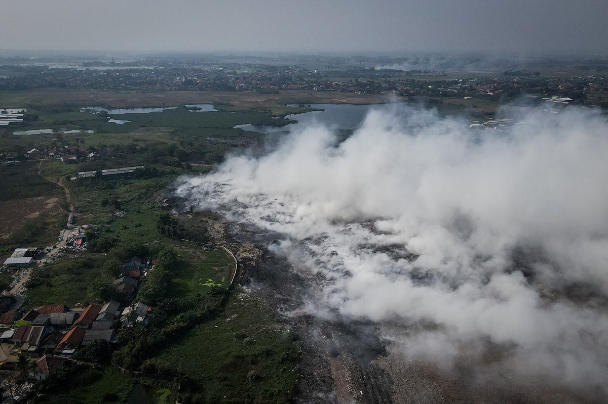 After Six Days of Operations, Jatiwaringin Landfill Fire Reduced to 3.6%