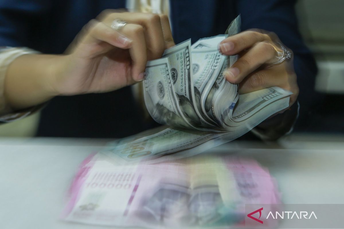 Rupiah predicted to strengthen in Monday trading