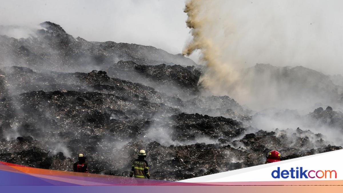 Jatiwaringin Landfill Fire Sounds Alarm on Urgency to End Open Dumping