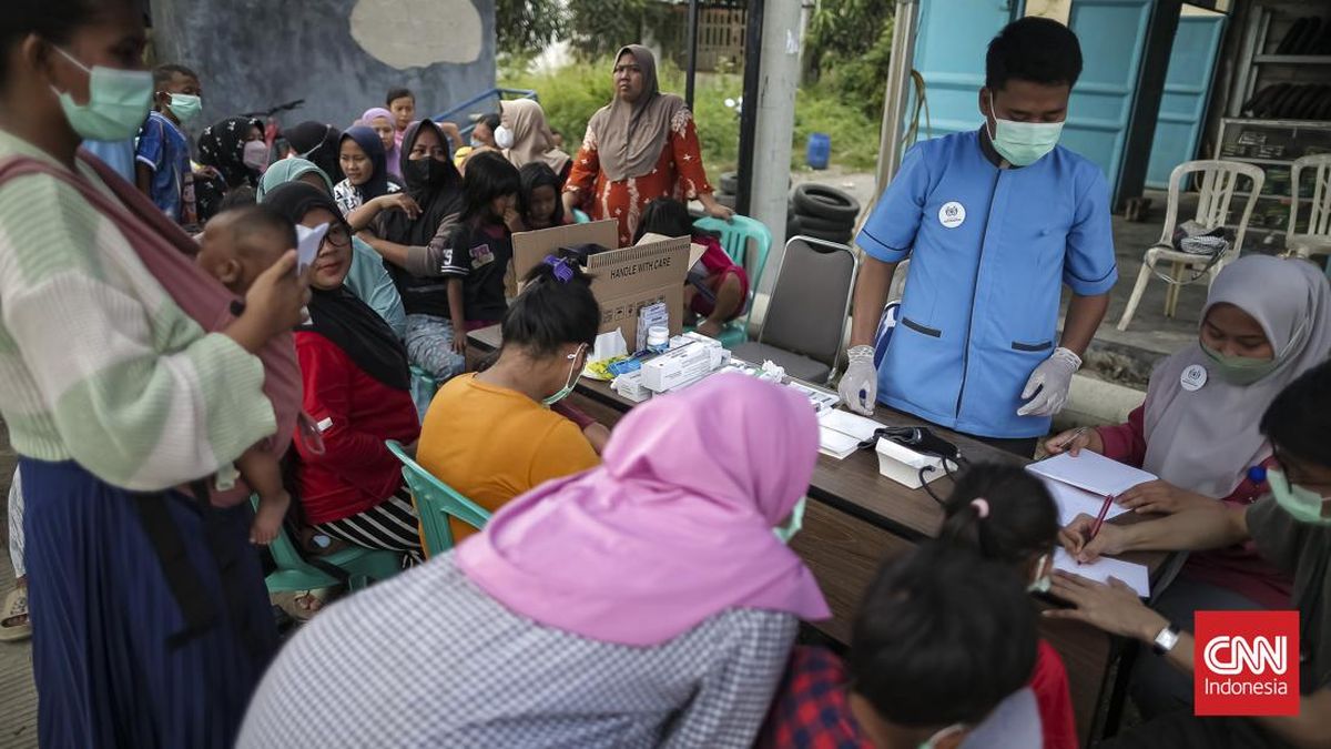 Jatiwaringin Landfill Fire Rages for a Week, Dozens Remain Displaced