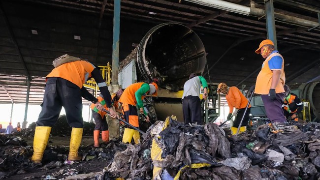 Jakarta's Waste Management Ambitions Clash with Public Apathy and Inadequate Infrastructure
