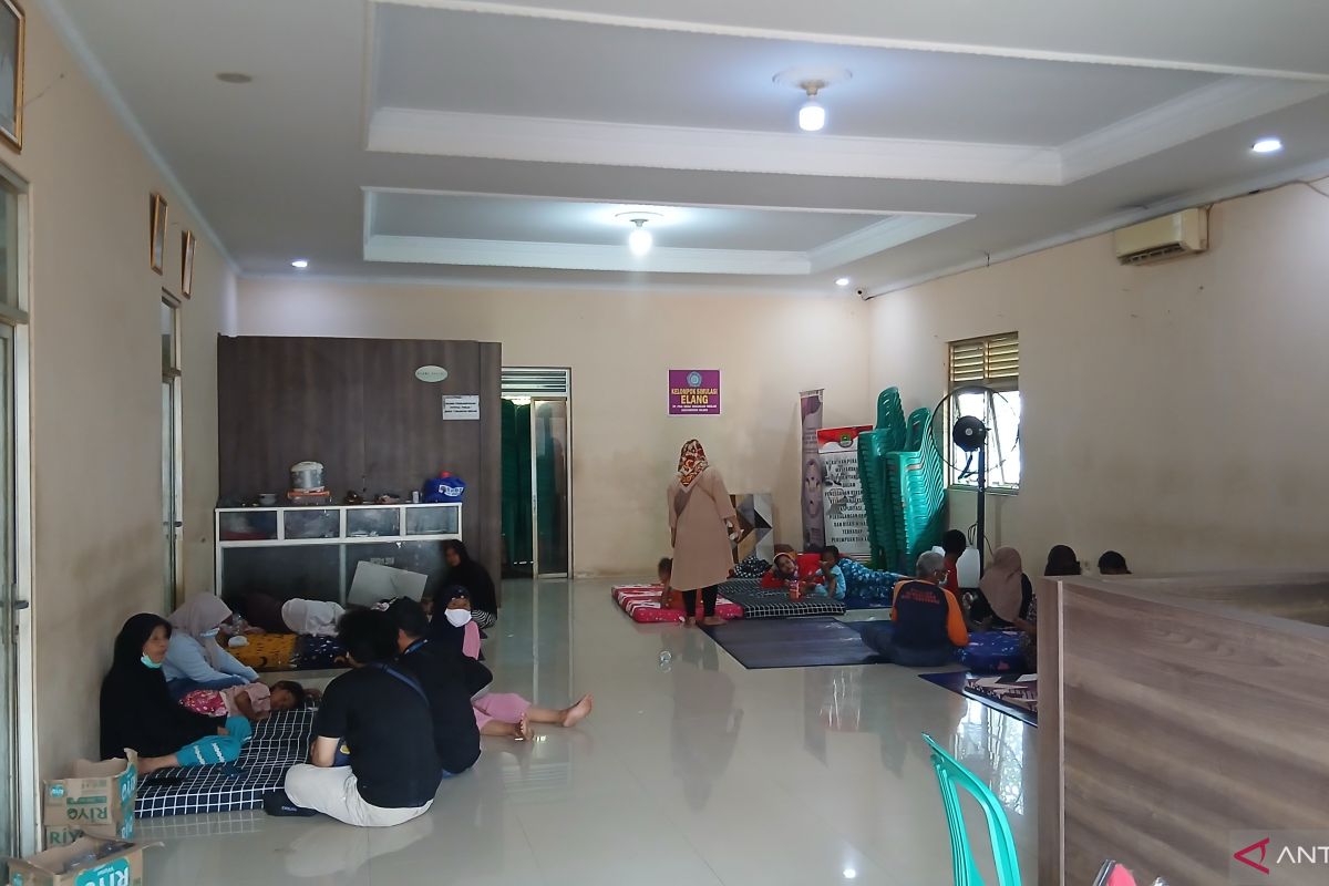 28 Residents Affected by Jatiwaringin Landfill Fire Remain in Shelters