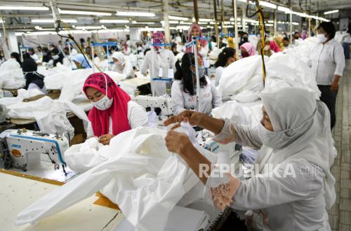 Earning a Living in a Foreign Land: The Dilemma of Female Workers Amid a Wave of Layoffs