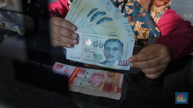 Rupiah Under Pressure, Singapore Dollar Approaches Rp14,000 Level