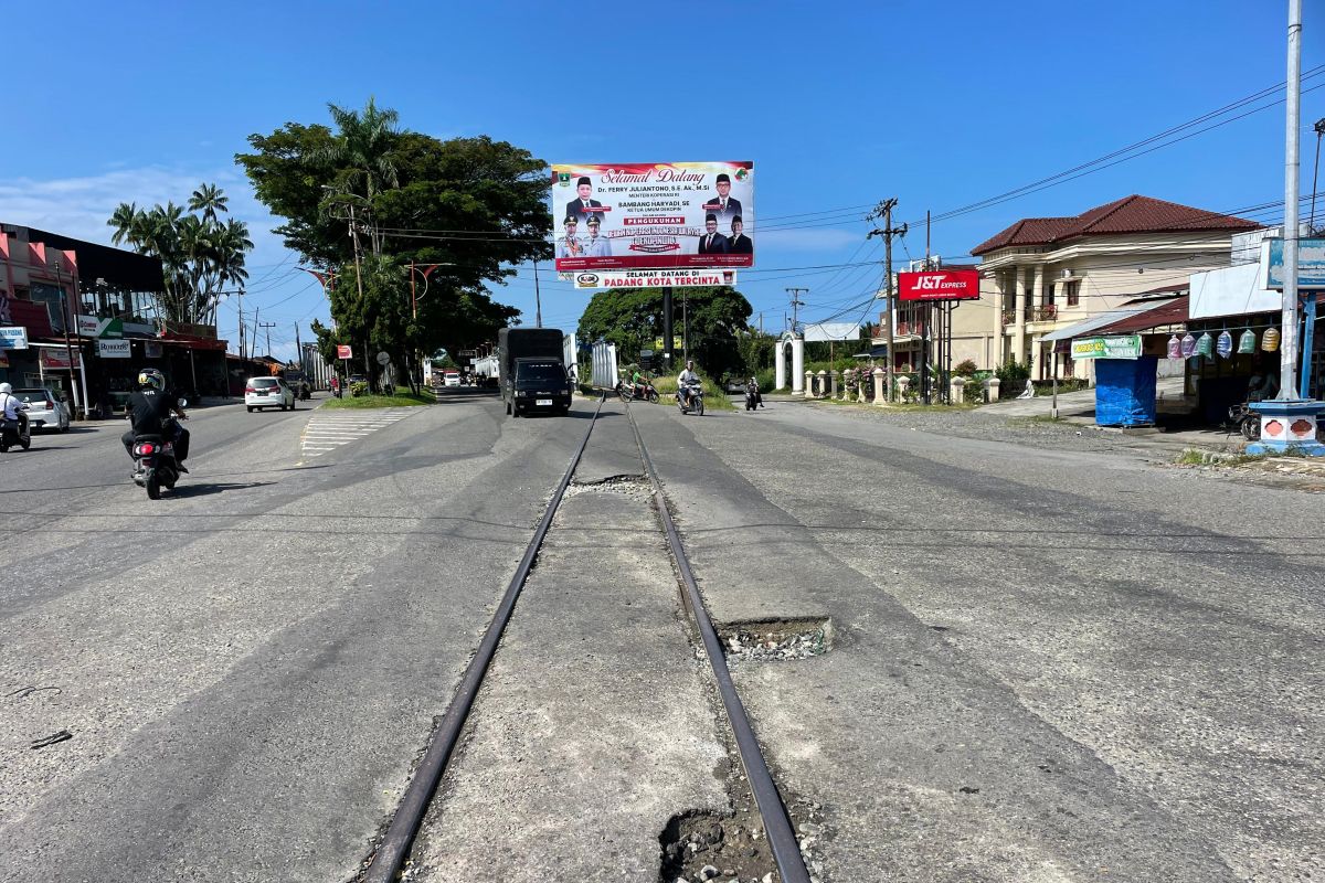 KAI Apologises for Discomfort at Level Crossing in Padang