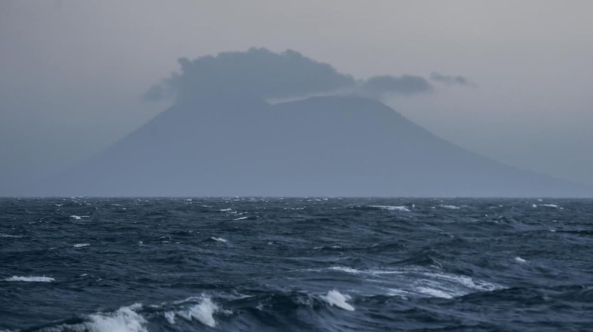 Ships Banned from Sailing Near Mount Anak Krakatau