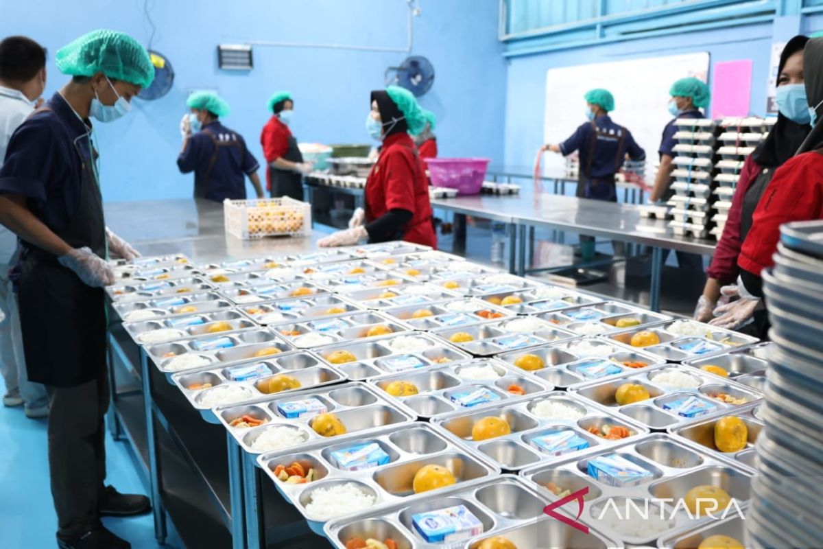 DPR Budget Committee Estimates Free Nutritious Meal Programme Budget to Drop to Rp174 Trillion in 2027